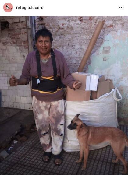 Suri junto a Raúl, al frente del refugio Lucero.