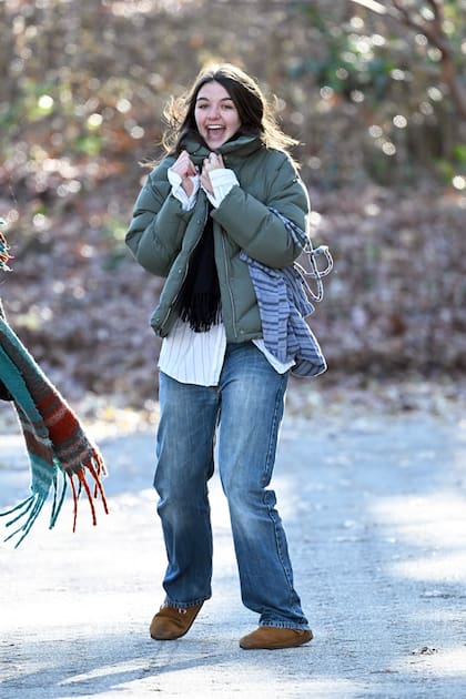 Suri rumbo a un mercado de agricultores locales en Nueva York. La hija de Tom Cruise hizo compras junto a una amiga.
