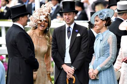 Catherine, duquesa de Cambridge y el príncipe William, duque de Cambridge, conversan con la reina Máxima y el rey Willem-Alexander de los Países Bajos 