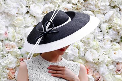 Chi Ling Lin posa para los fotógrafos en la reunión anual de la carrera de caballos Royal Ascot, en Inglaterra 