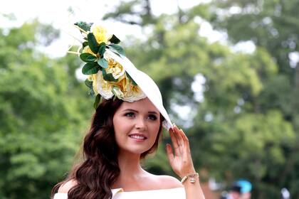 Jennifer Wrynne concurre a la segunda jornada de la tradicional carrera de caballos de Royal Ascot, en Inglaterra