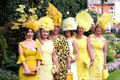 Combinaciones de amarillo en sombreros con flores y mariposas