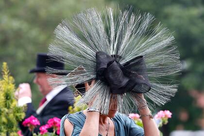 Las mujeres deben llevar el sombrero que quieran, mientras más grande y más complejo, mejor