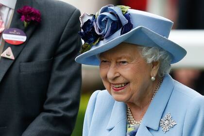 La reina Isabel II de Gran Bretaña asiste el primer día de la carrera de caballos Royal Ascot, en Ascot, al oeste de Londres