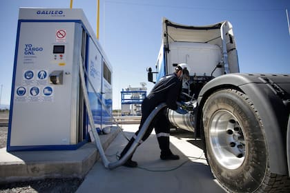 Surtidor de gas. El kit de almacenamiento puede cargar GNL en camiones con motorizaciones específicas y GNC en utilitarios livianos y automóviles