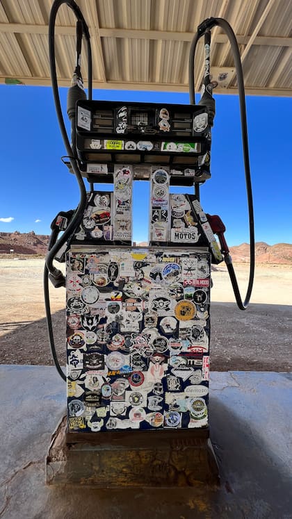 Surtidor en Susques. Como buen lugar de paso, a los turistas les gusta dejar