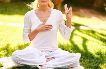 Surya mudra se practica uniendo el dedo pulgar con el anular, mientras los otros dedos permanecen estirados