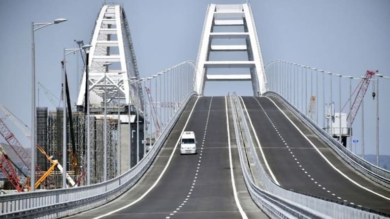 Puente de Kerch: cinco cifras que muestran la magnitud de la infraestructura que une a Rusia con Crimea y que presuntamente fue atacado por Ucrania