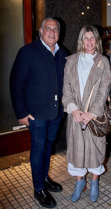 Sus amigos del mundo de la moda se acercaron a celebrarlo: Víctor Salman y Giselle Berartz