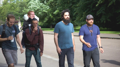 Sus amigos llevaron a Kevan en la espalda de viaje por Europa