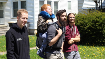 Sus amigos llevaron a Kevan en la espalda de viaje por Europa