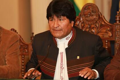 Sus camisas bordadas, aguayos y trajes de alpaca, que desafían el código del traje y corbata y reafirman los orígenes indígenas de Evo Morales