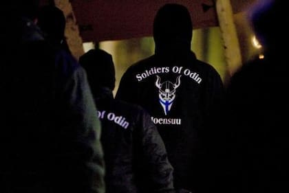 sus chaquetas con la imagen de un vikingo y de la bandera finlandesa junto con la frase: " soldados de Odín"
