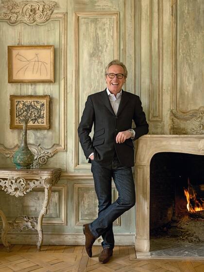 Sus comienzos en el mundo de la moda fueron inesperados. Era diseñador de interiores, pero siempre fu un apasionado por la moda.