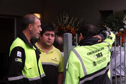 Sus compañeros de Defensa Civil estuvieron toda la mañana en el velorio
