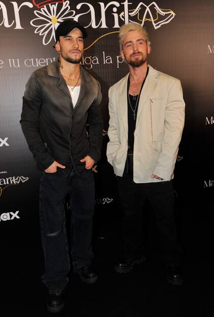 Sus compañeros en aquella ficción, Agustín Bernasconi y Maxi Espíndola, del dúo MyA, tampoco quisieron perderse la invitación