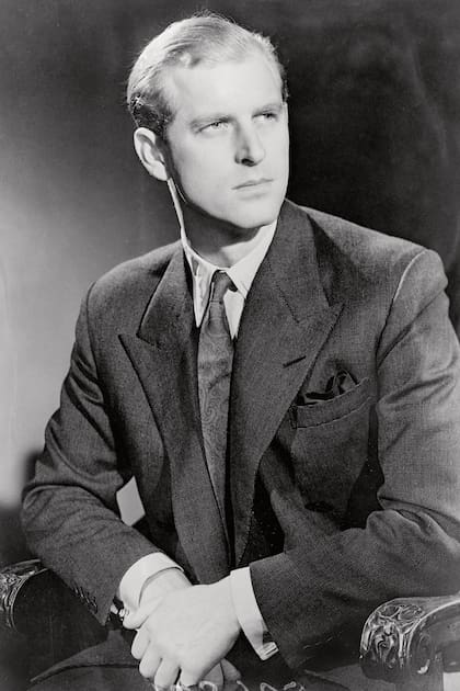 Sus dos metros de altura y sus profundos ojos azules lo hacían parecer, ni más ni menos, un verdadero príncipe de cuento. Como queda reflejado en esta foto del 19 de noviembre de 1947, un día antes de su boda.