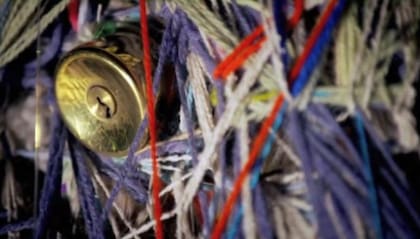 Sus esculturas guardan en sus entrañas los tesoros que Judith encontraba. A veces, todo está oculto, protegido con hebras semejantes a pinceladas, pero no siempre.