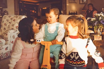 Sus hijas Carminne y Tweety rodean a Athina, la única heredera de Christina