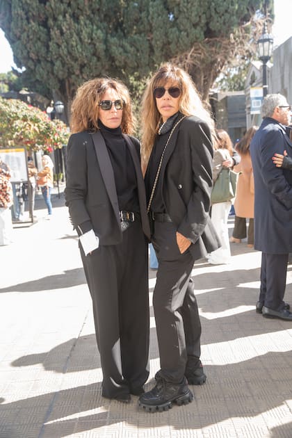 Sus hijas mayores, Ana María Vigil (Mary) y Pilar en el cementerio de la Recoleta.
