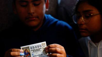 Sus hijos mostraban a los medios el boleto premiado