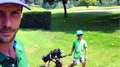 Sus hijos Silvestre y Alí están tomando clases de golf, además de acompañar a su padre cuando él juega.