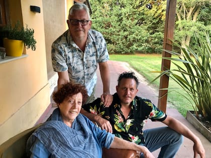 Sus hijos también escriben de gastronomía; además, Federico es músico (vive en Madrid) y Ernesto, artista y dueño de un restaurante en Lobos