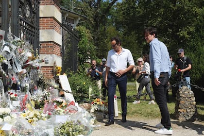 Sus hijos varones, Anthony (a la izquierda) y Alain Fabien, emocionados con las flores y los mensajes de amor que los fans dejaron en la puerta de entrada de la casa.