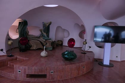 Sus interiores están todos decorados con formas curvas, desde las camas, sillones hasta algunos televisores