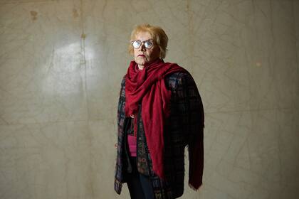 Sus lentes inconfundibles, todo un sello, como sus labios de un rojo furioso