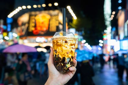 Sus mercados nocturnos son famosos por la comida callejera, incluyendo platos como el stinky tofu, los dumplings o el bubble tea.