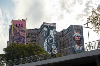 Sus obras se multiplican, en Buenos Aires y el Conurbano: del Hospital de Clínicas al mural de Sabato en Santos Lugares.