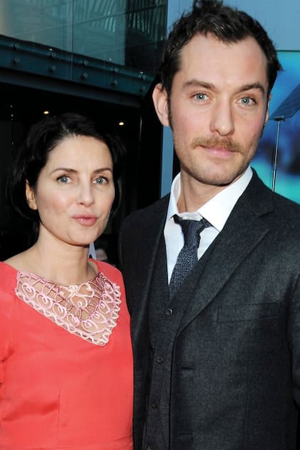 Sus padres Jude Law y Sadie Frost. Se casaron en 1997 y se separaron en octubre de 2003