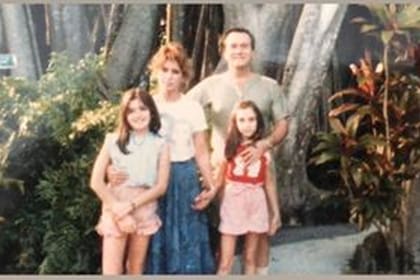 Sus padres, Susana y Toni y su hermana Nuria. "Cuando recuerdo el origen de todo el proyecto, siento que vuelvo a cero y tengo todo por delante”.
