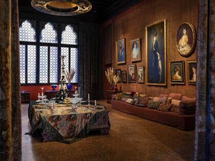 Sus paredes encarnan historias míticas que atraviesan su arquitectura, el arte que cuelga de sus paredes y su participación en cuentos de obras extraordinarias