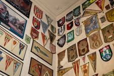 Un bar-museo del fútbol: “Han venido con un martillo para clavar sus banderines en la pared”