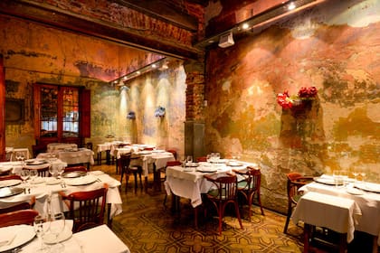 Sus paredes y pisos cuentan la historia de la construcción