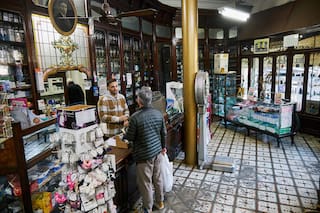 Una farmacia de fines de siglo XIX con tres generaciones detrás de su mostrador