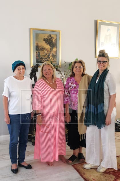 Sus primas, Teche, Silvia y Pity, quienes también modelan para la marca