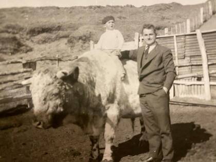Sus primeros años de vida junto a su padre en Tierra del Fuego. (Gentileza Federico Pechar).