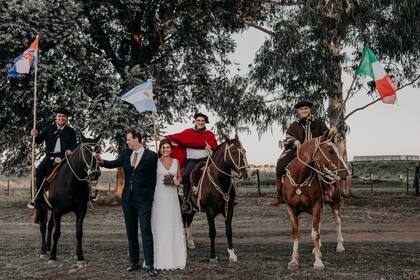 Para su boda sus primos sorprendieron a Celia con las banderas de Croacia, Italia y Argentina con el mensaje "de donde venimos y hacia donde vamos".