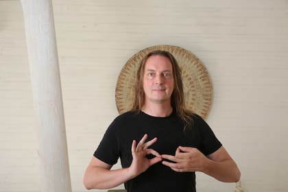 Sus tres pilares son el yoga de la India, el shiatsu japonés y el budismo tibetano