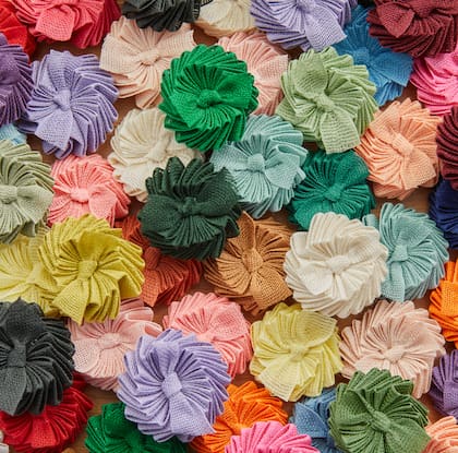 Sus vinchas, accesorios para camisas y pequeñas piezas de arte portable fueron furor en la última Semana de Diseño de París