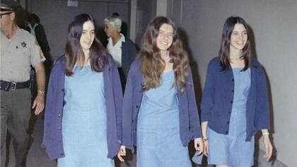 Susan Atkins, Patricia Krenwinkel y Leslie Van Houten se dirigen al tribunal en 1970.