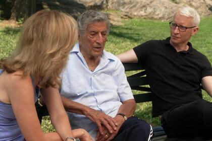Susan Benedetto, Tony Bennet y el conductor Anderson Cooper en una entrevista