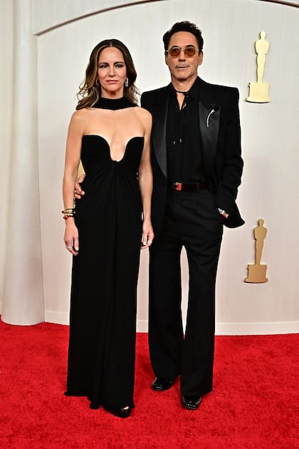 Susan Downey y Robert Downey Jr., con un look total black
