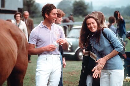 Susan provenía de una familia aristocrática, pero fue el polo lo
que más la acercó a la
familia real. Con el príncipe Carlos
después de un partido,
en 1986. El heredero de
la corona también tenía
una excelente relación
con Héctor Barrantes.