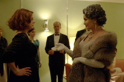 Susan Sarandon como Bette Davis y Jessica Lange como Joan Crawford en Feud: Bette y Joan