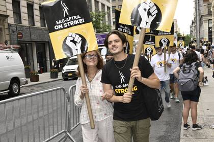 Susan Sarandon y su hijo Miles Robbins en octubre último, protestando en Nueva York frente a las oficinas de Netflix durante la huelga de actores