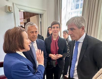 Susan Seagal, Alfredo Cornejo y Luis Caputo, durante el encuentro en el Council of the Americas